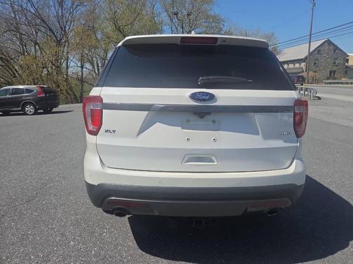 White 2017 Ford Explorer XLT