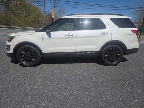 White 2017 Ford Explorer XLT