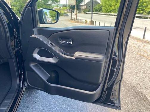 Super Black 2023 Nissan Frontier SV