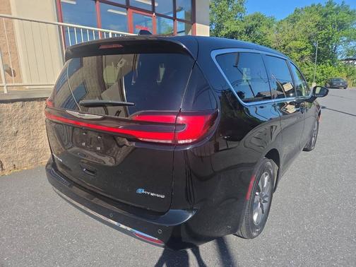 Black 2024 Chrysler Pacifica Hybrid Select