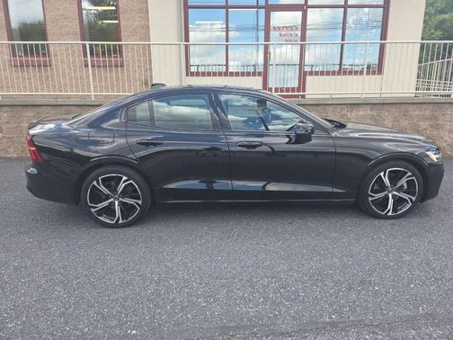 2024 Volvo S60 B5 Plus Dark Theme