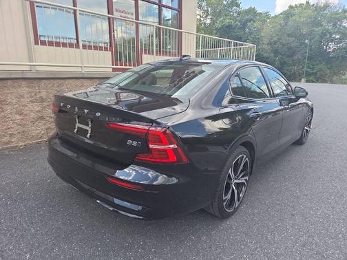 2024 Volvo S60 B5 Plus Dark Theme