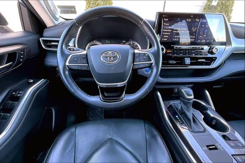 2022 Toyota Highlander Hybrid Platinum