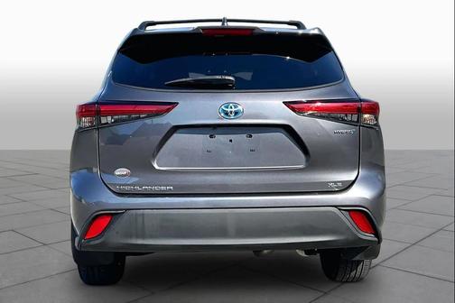 Magnetic Gray Metallic 2021 Toyota Highlander Hybrid XLE