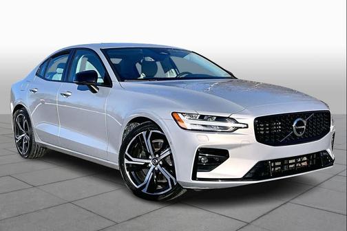 2024 Volvo S60 B5 Plus Dark Theme