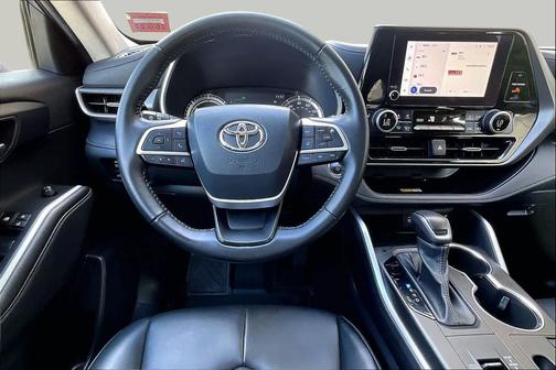 Moon Dust 2023 Toyota Highlander Hybrid XLE