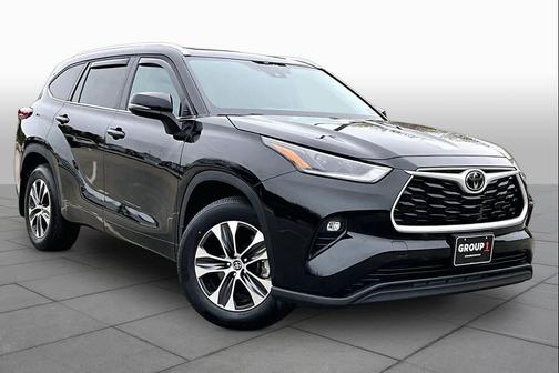 Midnight Black Metallic 2021 Toyota Highlander XLE