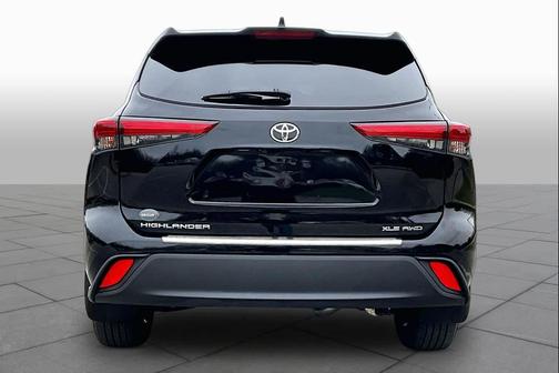 Midnight Black Metallic 2021 Toyota Highlander XLE