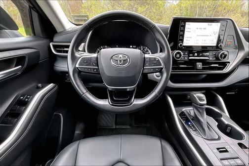 Midnight Black Metallic 2021 Toyota Highlander XLE
