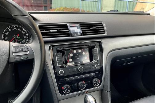 2015 Volkswagen Passat 1.8T Auto SE w/Sunroof & Nav