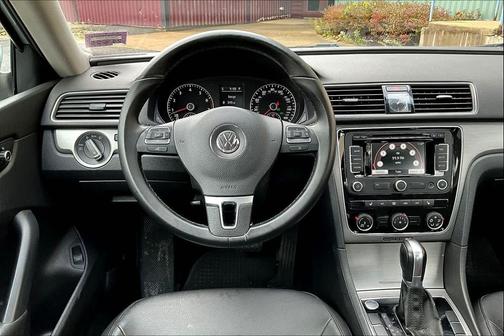 2015 Volkswagen Passat 1.8T Auto SE w/Sunroof & Nav