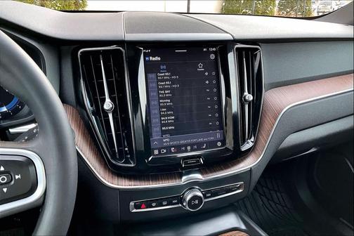 2022 Volvo XC60 B5 Momentum