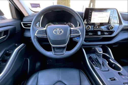 2022 Toyota Highlander Hybrid XLE