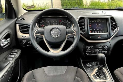 Brilliant Black Crystal Pearlcoat 2015 Jeep Cherokee Latitude