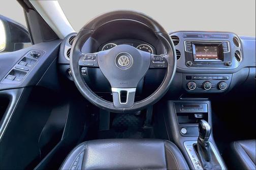 Deep Black Pearl 2016 Volkswagen Tiguan S