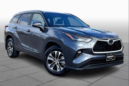 Magnetic Gray Metallic 2025 Toyota Highlander XLE