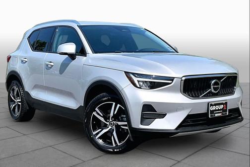 Crystal White Metallic 2023 Volvo XC40 B5 Core