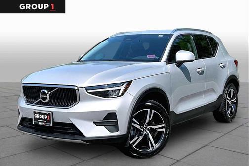 Crystal White Metallic 2023 Volvo XC40 B5 Core