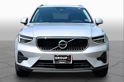 Crystal White Metallic 2023 Volvo XC40 B5 Core