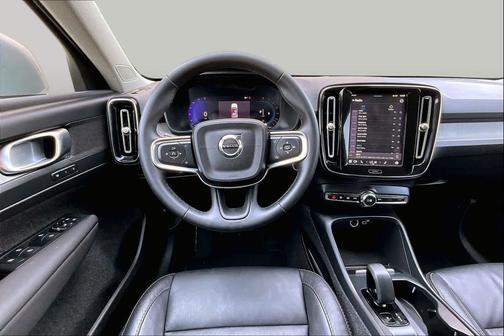 Crystal White Metallic 2023 Volvo XC40 B5 Core
