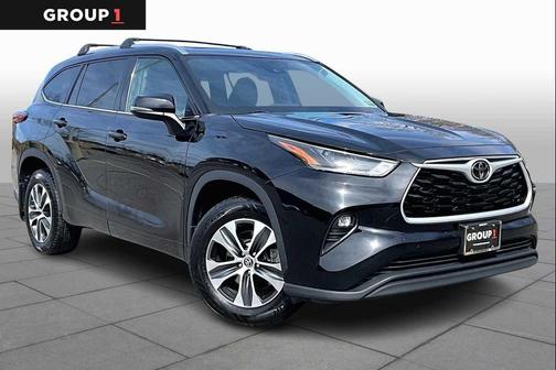 Midnight Black Metallic 2021 Toyota Highlander XLE