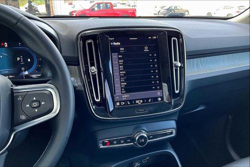 2025 Volvo XC40 B5 Plus Dark Theme