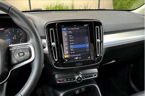 2022 Volvo XC40 T5 Momentum