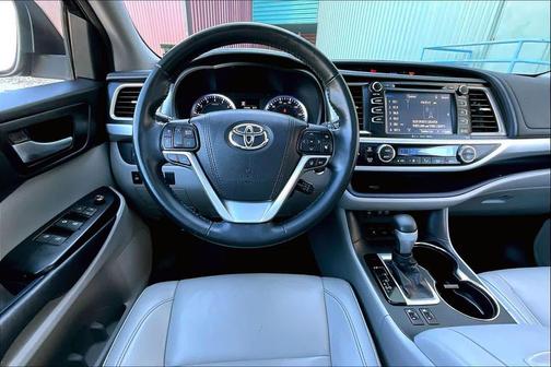 Midnight Black Metallic 2018 Toyota Highlander XLE