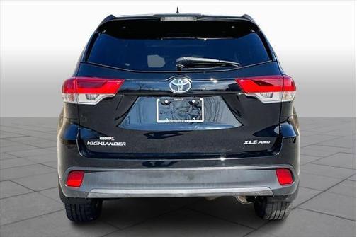Midnight Black Metallic 2018 Toyota Highlander XLE
