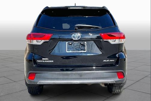 Midnight Black Metallic 2018 Toyota Highlander XLE