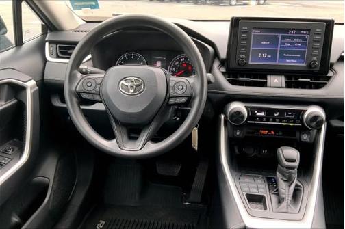 Photo 5 of 32 of 2019 Toyota RAV4 LE