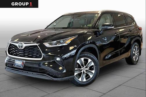 Midnight Black Metallic 2021 Toyota Highlander XLE