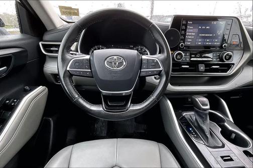 Midnight Black Metallic 2021 Toyota Highlander XLE