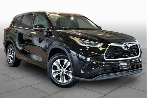 Midnight Black Metallic 2021 Toyota Highlander XLE