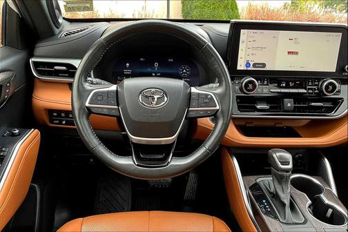 2023 Toyota Highlander Hybrid Platinum