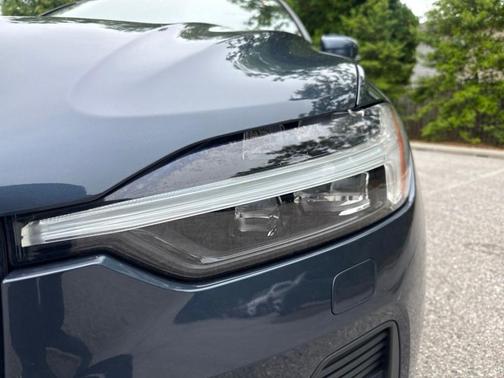 Denim Blue Metallic 2022 Volvo XC60 B5 Momentum