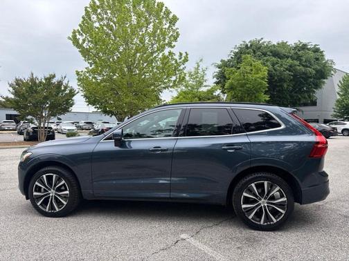 Denim Blue Metallic 2022 Volvo XC60 B5 Momentum