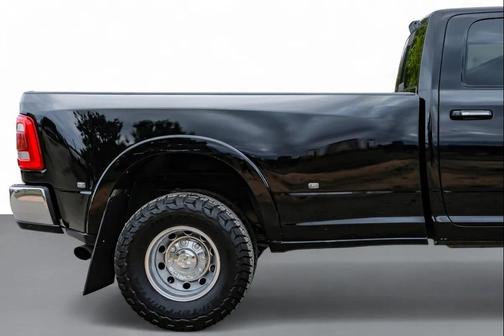 2019 RAM 3500 Laramie Crew Cab 4x4 8' Box