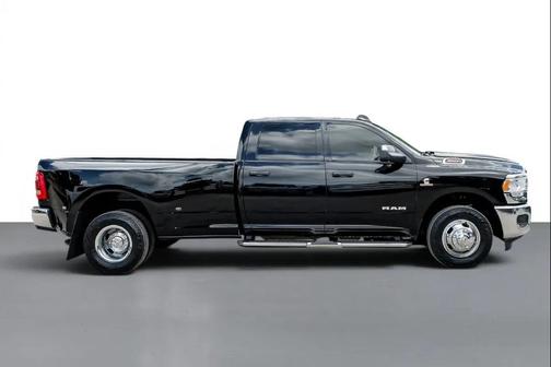 Diamond Black Crystal Pearlcoat 2022 RAM 3500 Tradesman Crew Cab 4x2 8' Box