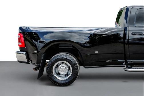 Diamond Black Crystal Pearlcoat 2022 RAM 3500 Tradesman Crew Cab 4x2 8' Box