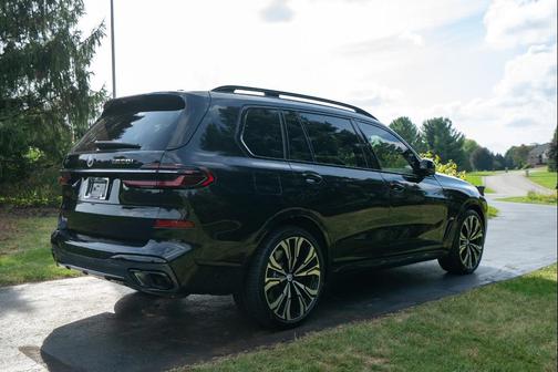 2023 BMW X7 M60i