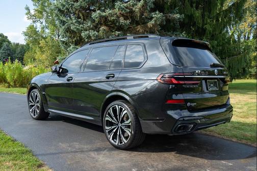 2023 BMW X7 M60i