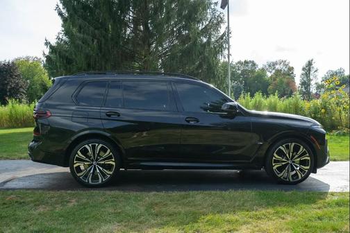 2023 BMW X7 M60i