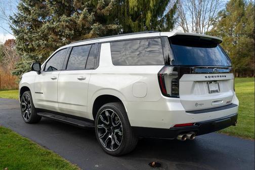 2025 Chevrolet Suburban RST