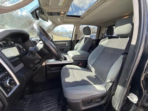 Diamond Black Crystal Pearl 2019 RAM 1500 SLT