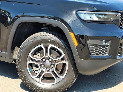 Diamond Black 2023 Jeep Grand Cherokee TRAILHAWK