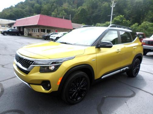 Starbright Yellow/Black Roof 2022 Kia Seltos Nightfall Edition