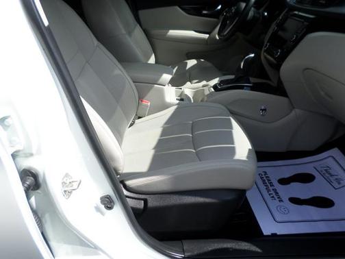 Pearl White Tricoat 2022 Nissan Rogue Sport SL