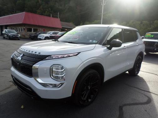 White Diamond 2024 Mitsubishi Outlander SE S-AWC