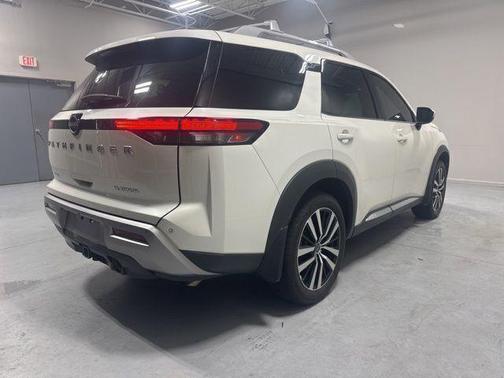 White 2024 Nissan Pathfinder Platinum